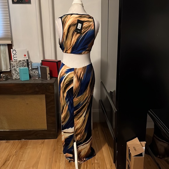 Fashion Nova blue and browns swirly maxi dress with back slit & stomach cut out - Picture 6 of 7
